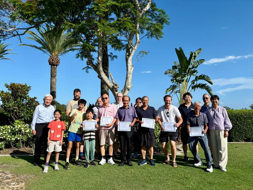 不同年龄和文化背景的棋友在黄金海岸户外合影